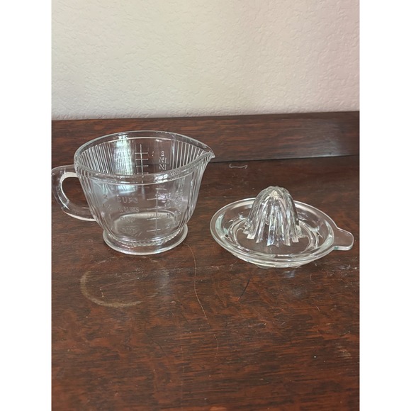 Vintage Clear Glass Citrus Juicer 2 Cup Measuring Pitcher Reamer 2 Piece Set - Picture 2 of 10